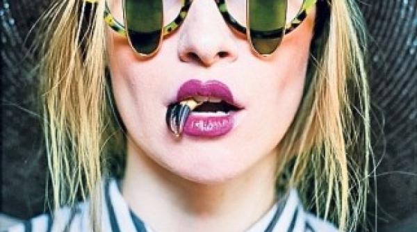 iulia albu in costum de baie in vama veche