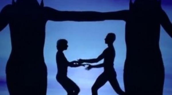 ce se intampla cand umbrele vorbesc prin dans