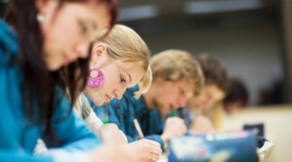 deloitte studentii romani se supraevalueaza si vor salarii prea mari