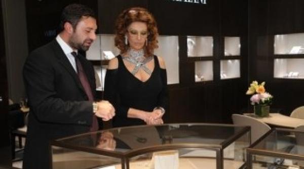 la 78 de ani a stralucit cu un decolteu de milioane vezi cine este