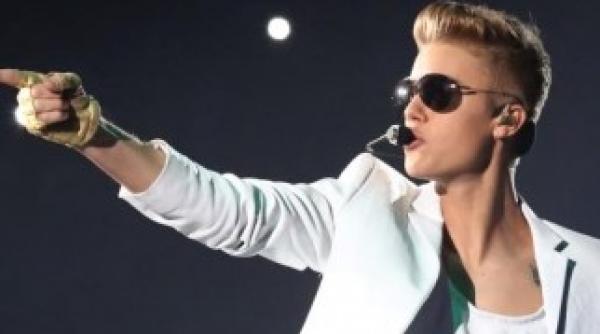 justin bieber atacat de un fan la concertul din dubai video