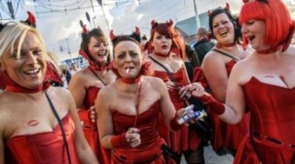 petrecerile burlacitelor in marea britanie imaginea depravarii galerie foto