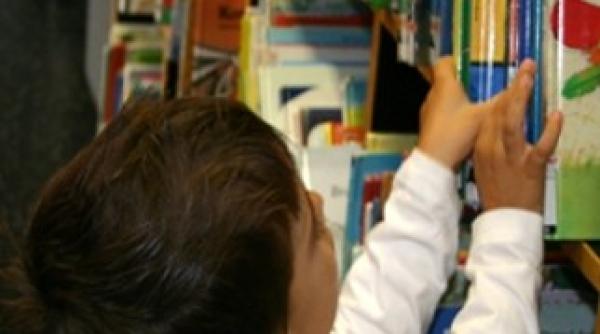 bunica unui copil idiot mic nu atinge cartile au bacterii