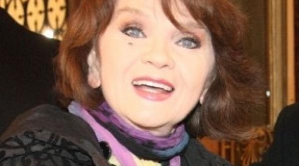 margareta paslaru decorata cu ordinul coroana romaniei din partea regelui mihai