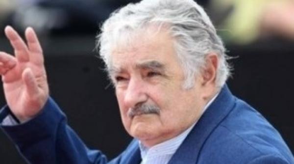 jose mujica cel mai sarac presedinte din lume isi doneaza salariul si creste maidanezi