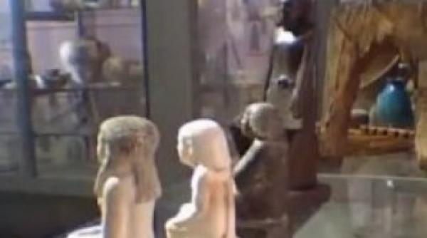 bizar o statueta veche de 4 000 de ani a inceput sa se roteasca singura