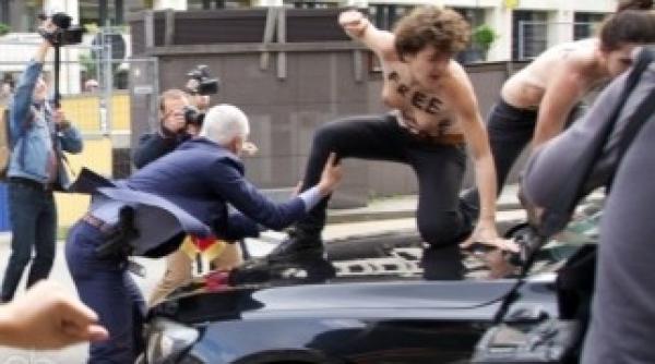 scandal cu femei topless la bruxelles aproape au omorat o