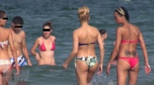 cum arata lora in costum de baie a inotat goala