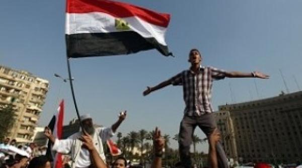 o jurnalista violata de cinci barbati in timpul protestelor din egipt