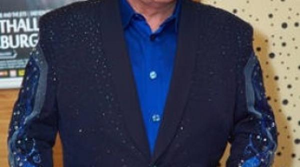 elton john la un pas de moarte din cauza unei crize de apendicita