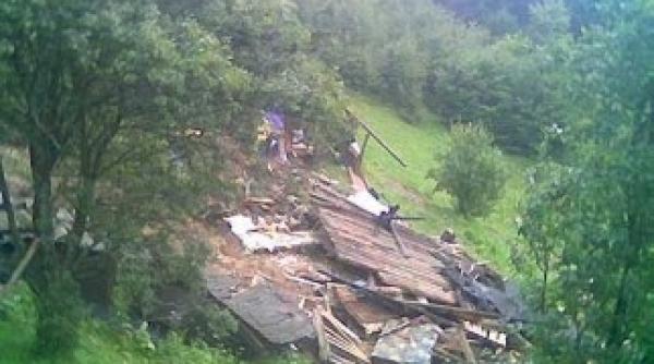 peste 30 de persoane ingropate de o alunecare de teren