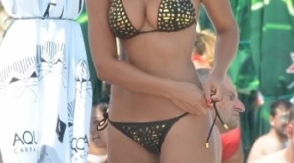 adelina pestritu in pozitii provocatoare la plaja