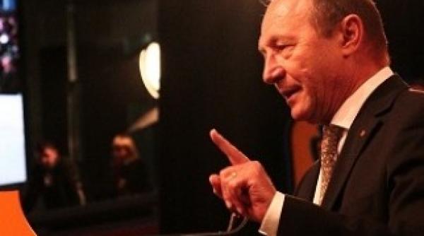 basescu vrea reexaminarea legii privind referendumul validat cu prezenta de 30