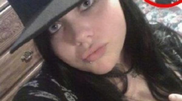 motivul pentru care s a pozat singura este chiat in imagine