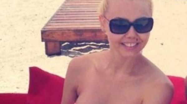 cum arata manelista denisa in costum de baie