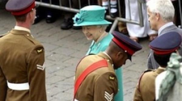 cum a reactionat un soldat in fata reginei elisabeta a ii a