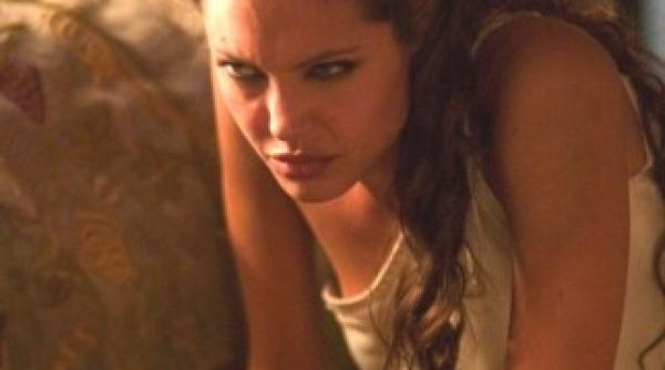 angelina jolie socheaza din nou ce operatia va suferi