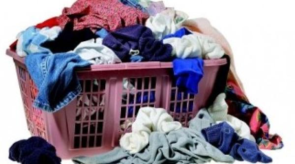 bancul zilei un cuplu casatorit si vecina care intinde rufe murdare