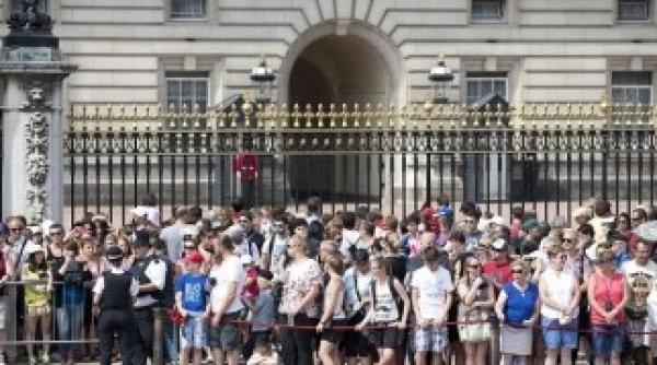 buckingham luat cu asalt in asteptarea bebelusului regal