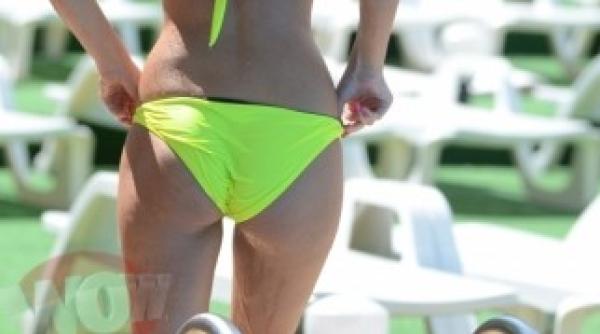 andreea tonciu si a stors sanii si si a desfacut picioarele la piscina