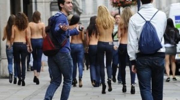 femeile cu sutien invizibil pe strazile londrei galerie foto