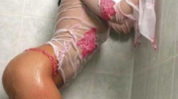 cum arata raluca lazarut in urma cu 9 ani uda in cabina de dus