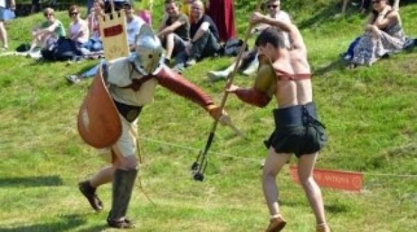 lupte intre gladiatori reconstituite duminica la ulpia traiana sarmizegetusa