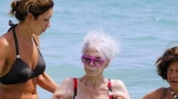 ducesa de alba la 87 de ani intr un costum de baie din doua piese