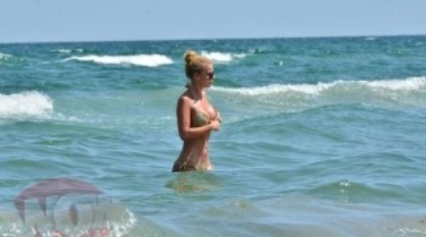 cum arata marina dina in bikini