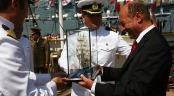 planurile de viitor ale lui basescu isi reinnoieste brevetul de comandant de nava