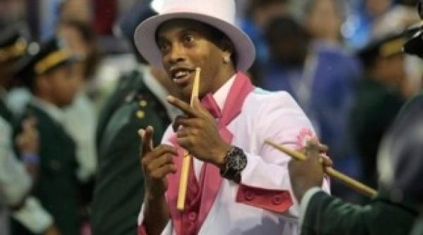 ronaldinho s a dat pe mainile esteticienilor vezi de ce