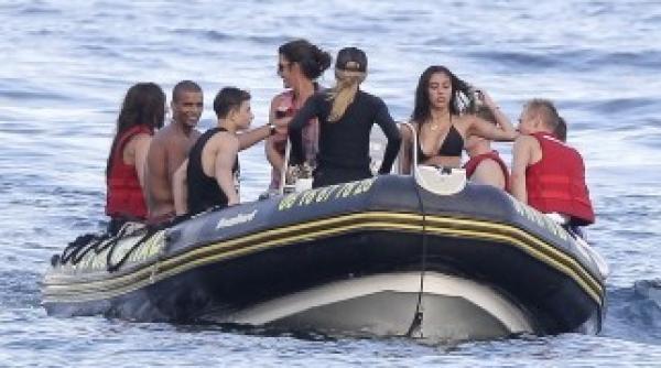 cum arata fiica madonei in costum de baie la 16 ani foto