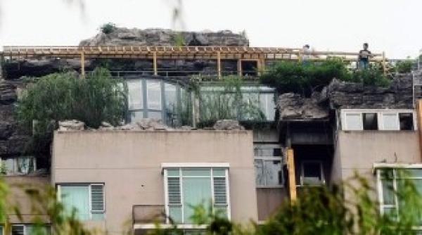 daca v a surprins muntele de pe cladire demolarea sa e si mai socanta