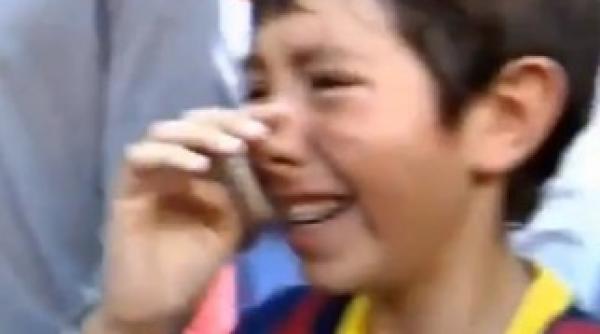 pique l a facut pe un copil din tribuna sa planga video