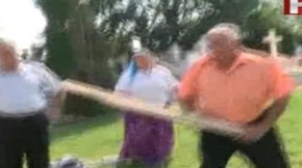 scandal rangile in cimitir intre reporteri si rudele lui cioaba