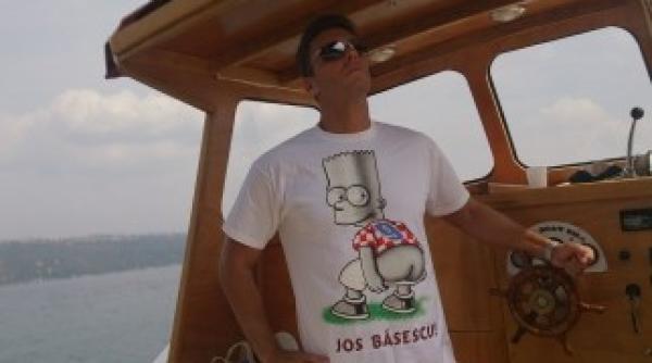 tricoul superb purtat de mircea badea la carma unui vas