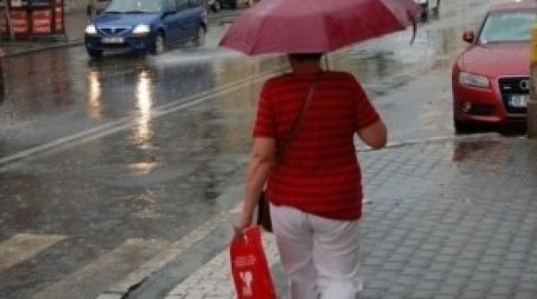 vreme instabila cu averse si descarcari electrice vezi prognoza