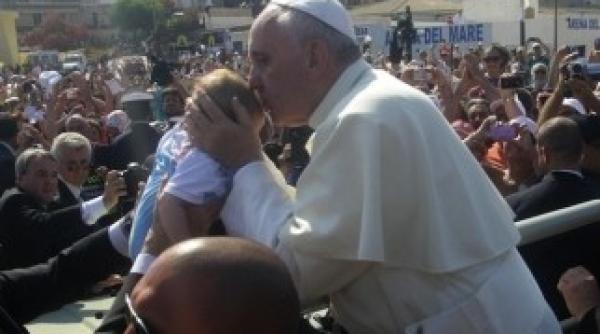vasilica un orfan din r moldova s a intalnit cu papa francisc