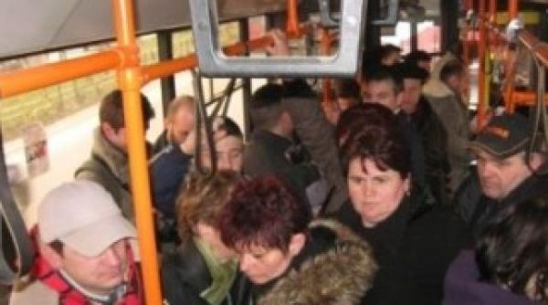 bancul zilei un tanar sta pe scaun in autobuz cand urca o batrana