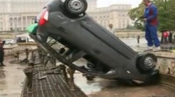 accident spectaculos o masina a plonjat in fantanile de la piata unirii