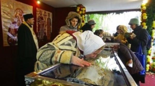 iasi programul sarbatorii sfintei parascheva 2013