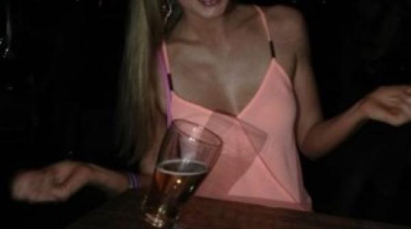 o tanara sexy cu o fractiune de secunda inainte de dezastruomentul potrivit