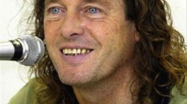 a murit antrenorul care a dus senegalul in sferturile de finala ale cm 2002