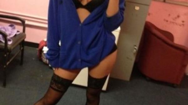 motivul pentru care fetele se uita in oglinda