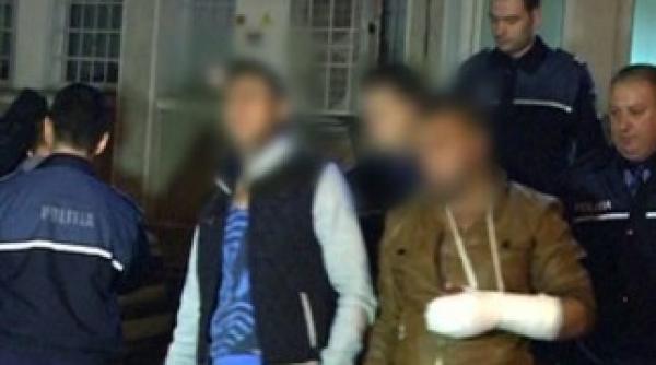 patru dintre elevii care s au batut cu sabii si cutite arestati