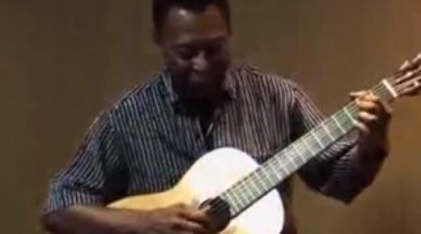 asculta l pe legendarul pele cantand la chitara