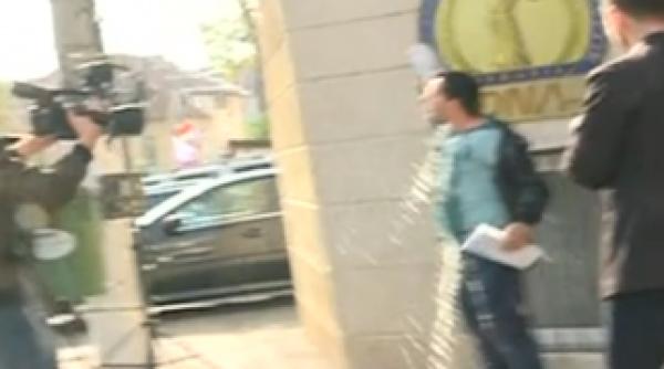 scandal in fata dna un barbat si a varsat benzina pe el