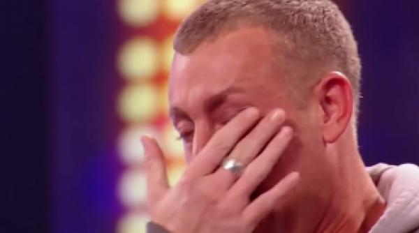 uimitor a intrat in sala tremurand cand a inceput sa cante toti au amutit