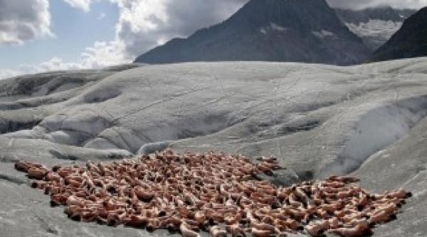 arta nud cum arata mii de oameni goi la un loc