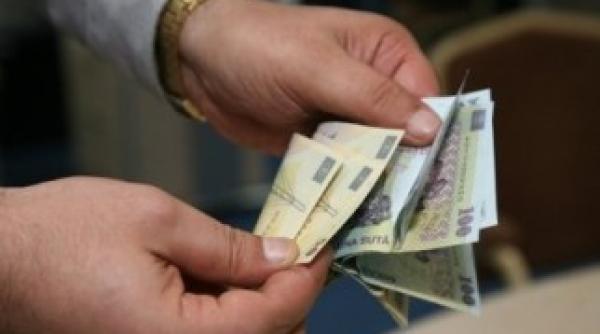 premiera o banca isi trimite angajatii sa faca credite la usa clientilor